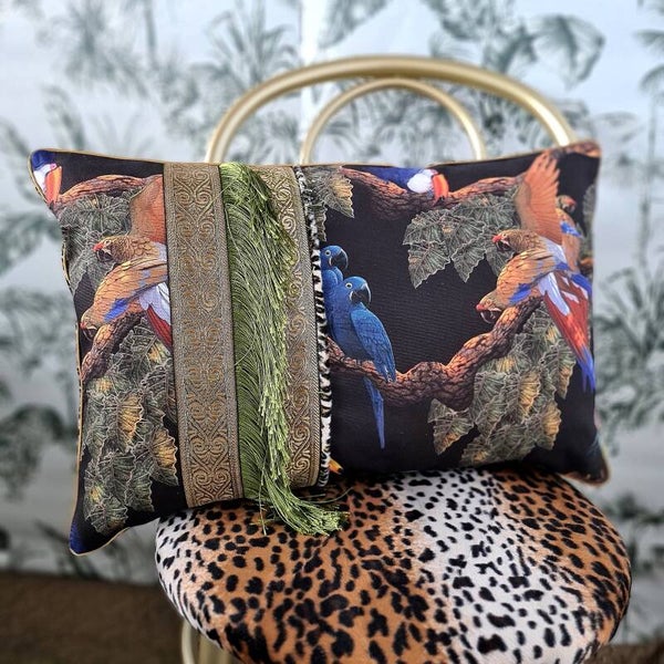 zwarte kussenhoes 60x40cm, canvas papegaaienprint, harige panterprint
