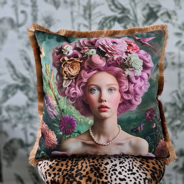 Groene velours kussenhoes 47x47cm met vrouwengezicht omringd met bloemen, fluweel sierkussenhoes met bloemenprint, kussenhoes vrouw lila haren