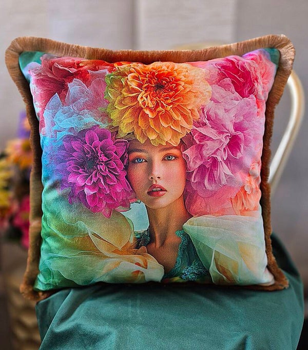 Velours kussenhoes met print van vrouw met dahlia's in haar haren, vierkante velours sierkussenhoes,