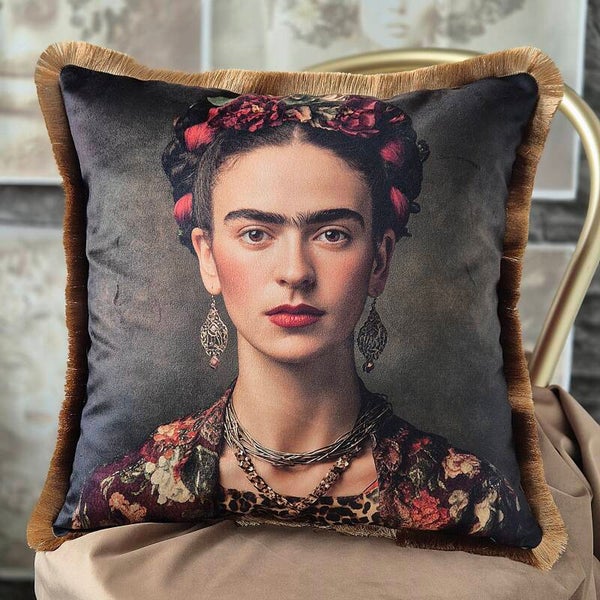 Fluwelen sierkussenhoes met aan de voorzijde een gedetailleerd portret van Frida Kahlo, Velours kussenhoes met kleurrijke print van Frida Kahlo, Handgemaakte, unieke kussenhoes van velours stof
