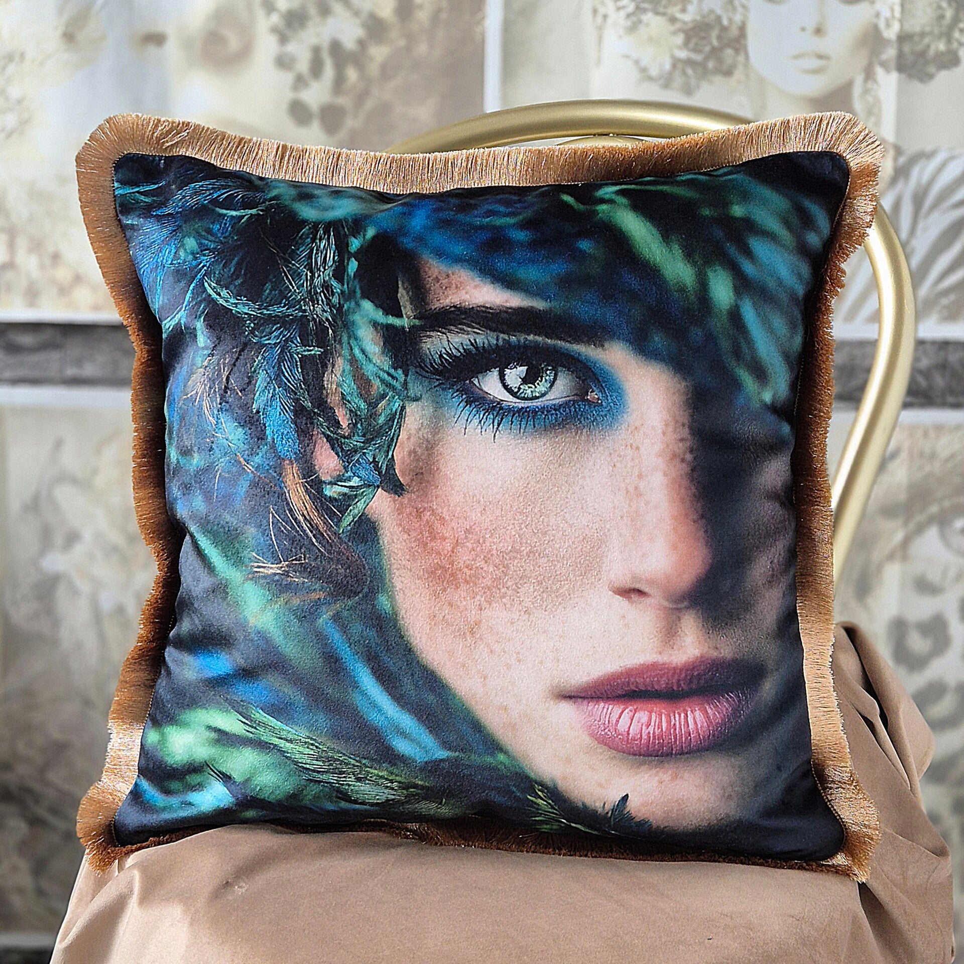 Blauwe kussenhoes velours met half vrouwengezicht omlijst met blauwe en groene veren, velours kussenhoes 45x45cm, vierkante kussenhoes