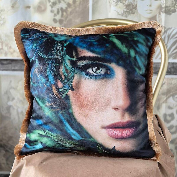 Blauwe kussenhoes velours met half vrouwengezicht omlijst met blauwe en groene veren, velours kussenhoes 45x45cm, vierkante kussenhoes