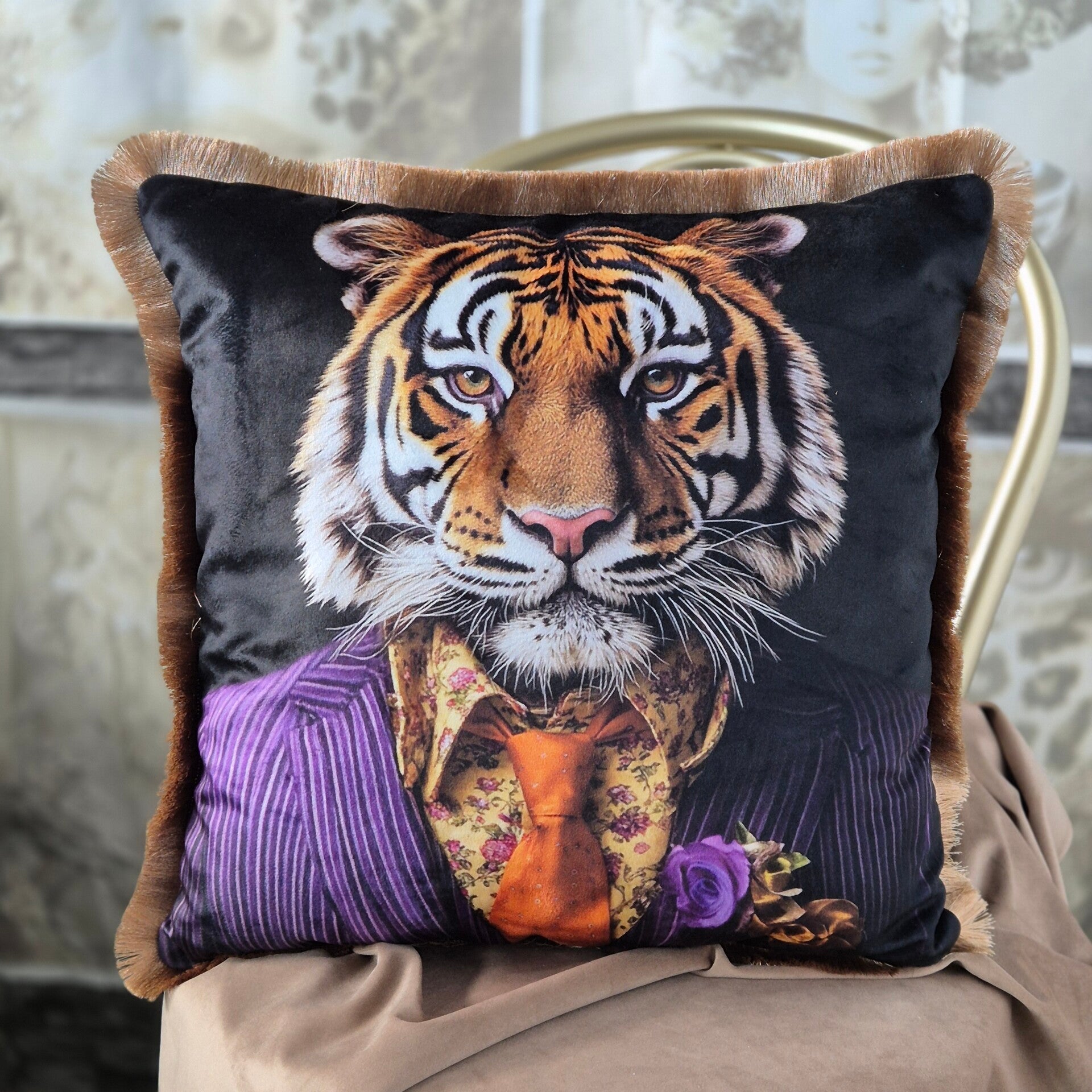 Tijger in gestreept paars maatpak