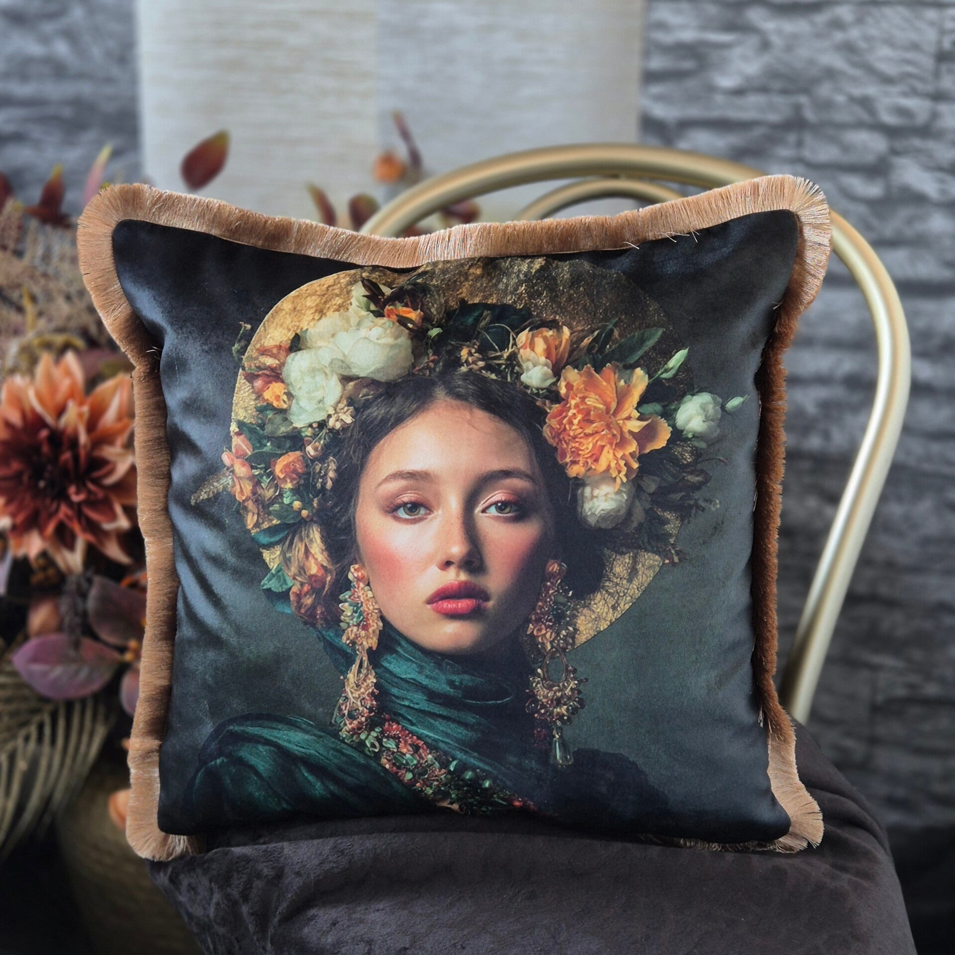 Fluwelen kussenhoes portret vrouw bloemen franjes, handgemaakt velvet sierkussen botanisch portret, bohemian chic velvet cushion cover portrait