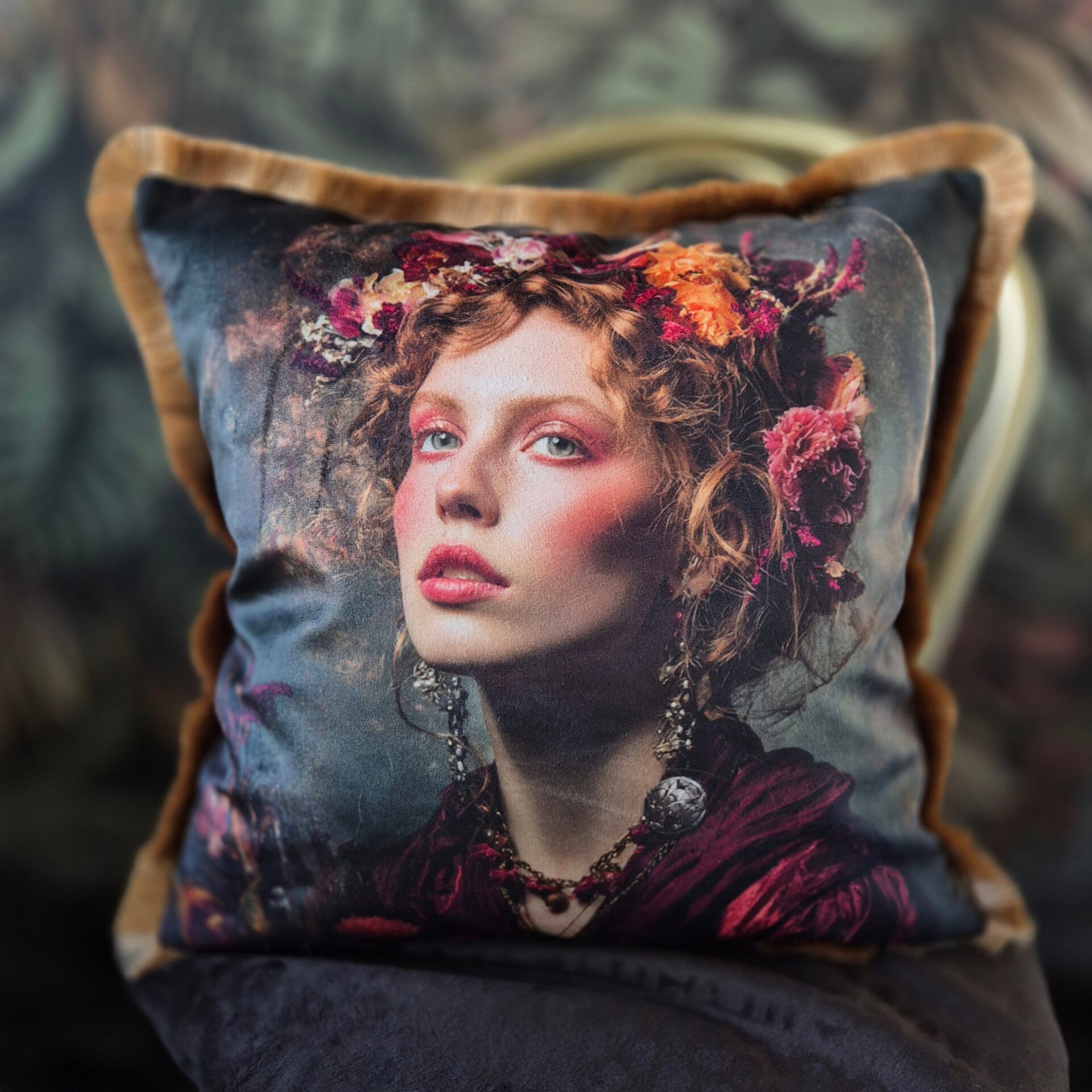 velours sierkussen 45x45cm, fluwelen kussenhoes met vrouwenprint, handgemaakt velvet kussen met unieke print