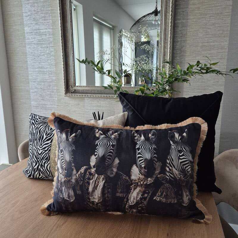 Handgemaakte driedelige velours en grove structuren kussenset met een koninklijke zebra-print en gouden franjes