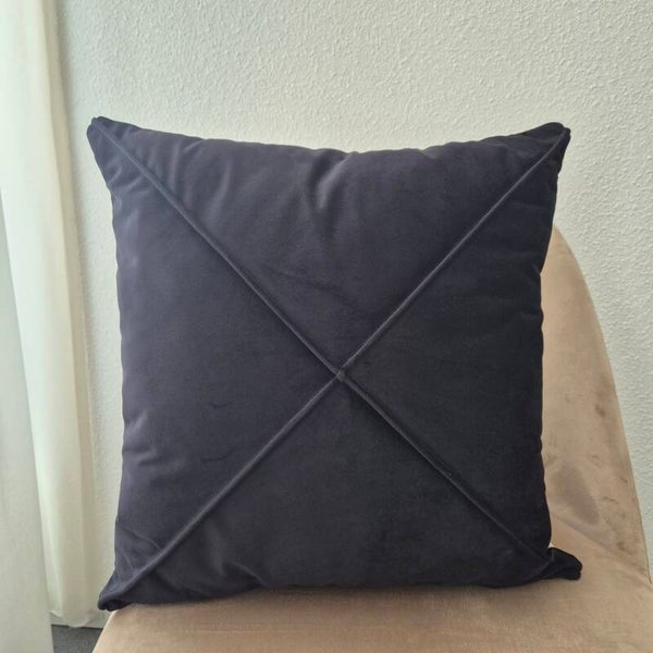 Zwart velours sierkussen met detail, 50x50cm