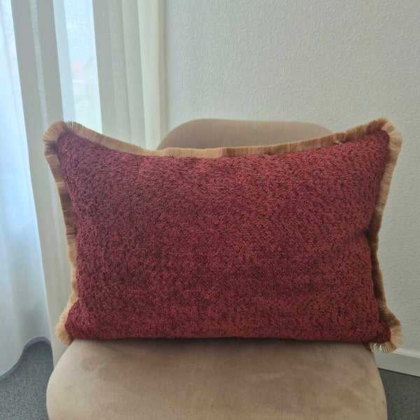 Luxe bouclé sierkussen donker rood - Handgemaakt met gouden franjes