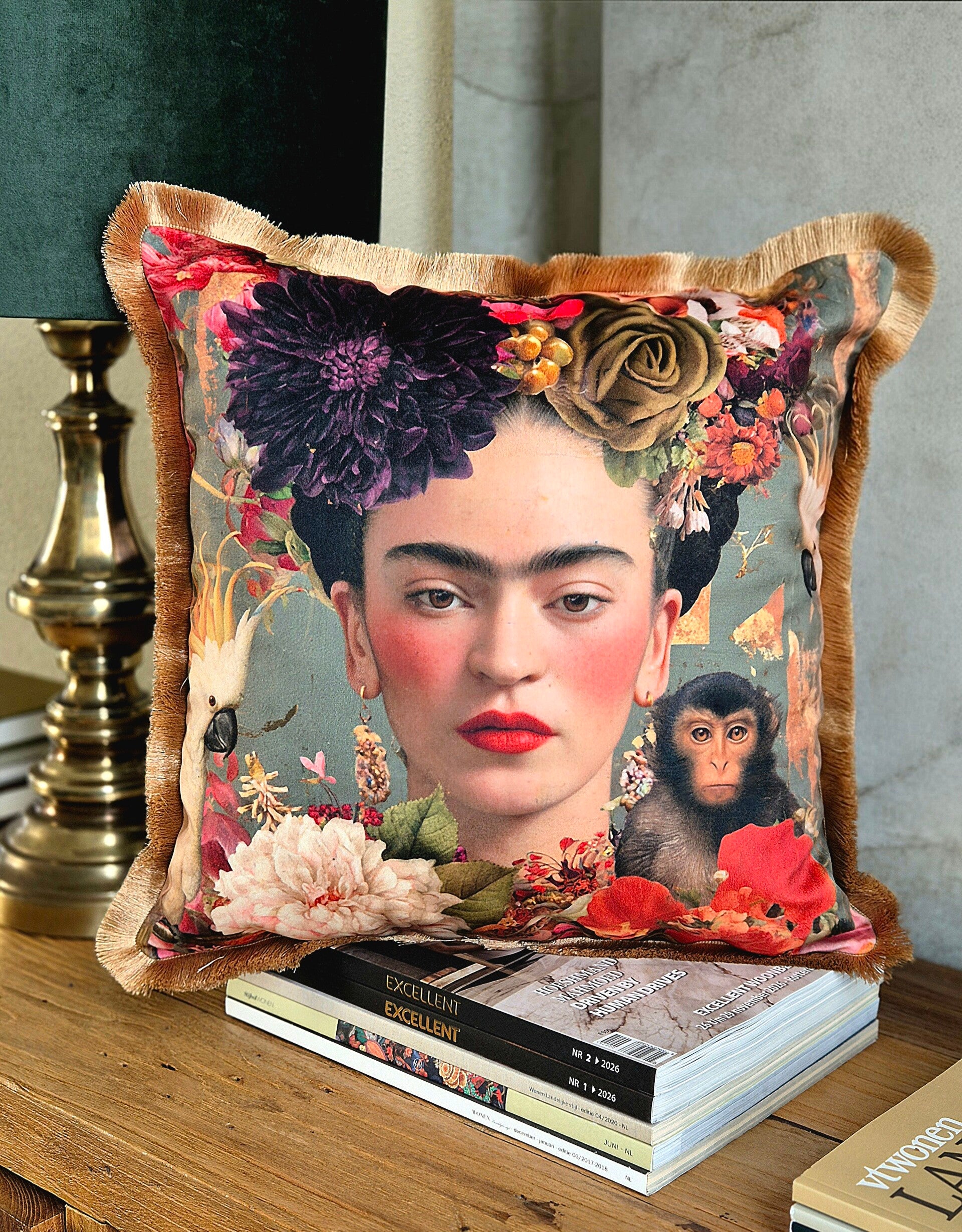 Handgemaakte velours kussenhoes Frida Kahlo met gouden franje