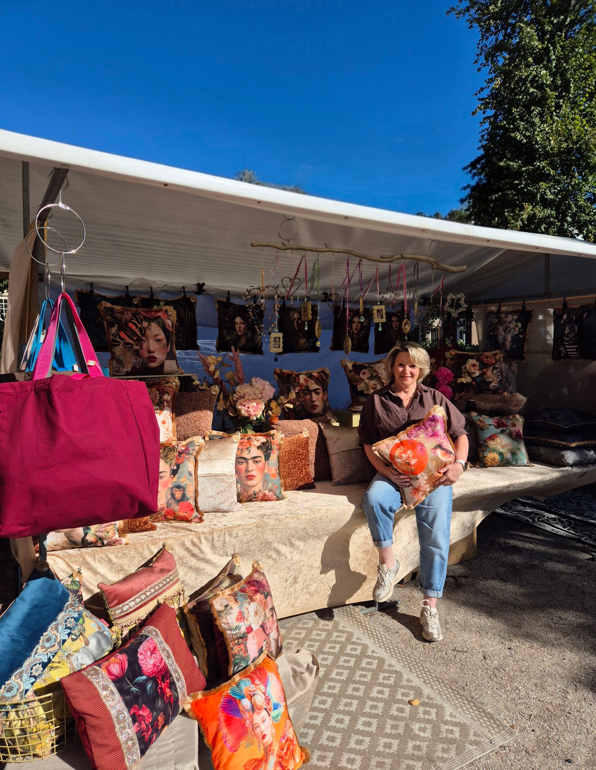marktkraam van byCaroos gevuld met kleurrijke kussenhoezen