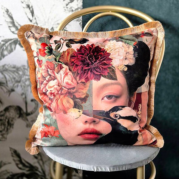 Fluwelen sierkussen met vrouw en vogel, gouden franje, "Botanical Muse"