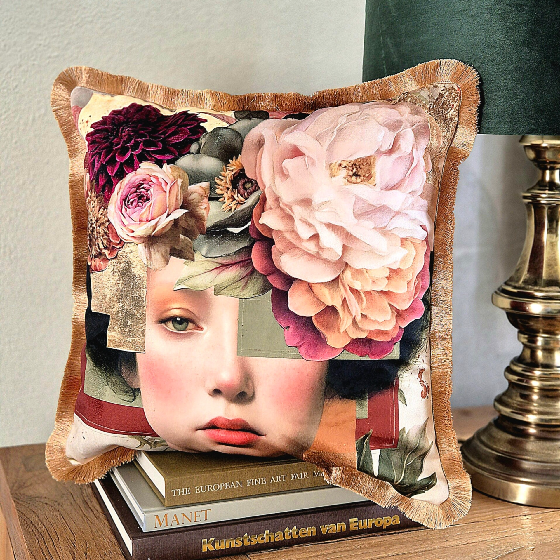 Luxe fluwelen sierkussen, design kussen met gezicht en bloemen, woonaccessoire met franje en goudaccenten