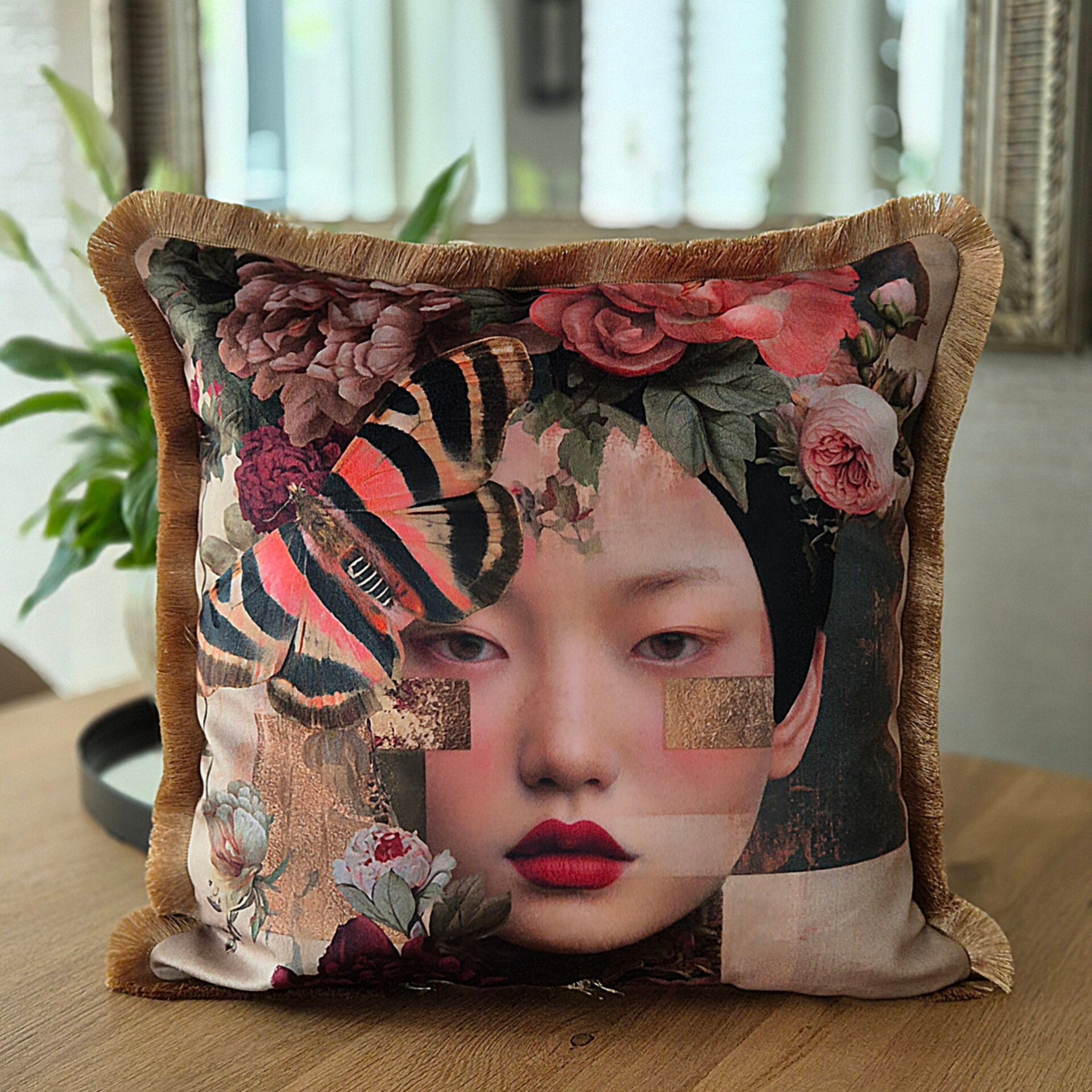 Handgemaakt velours sierkussen met portret print en gouden franje