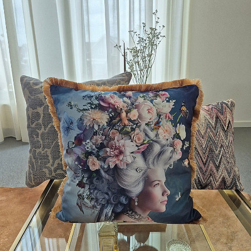 Exclusieve kussenset met baroque print van vrouw met bloemen, met zigzagpatroon en historisch patroon door byCaroos