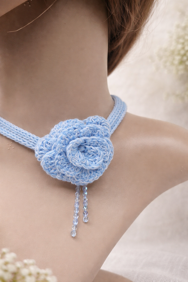 Luminda „Eisblüte“ – Halsschmuck mit gehäkelter Rose