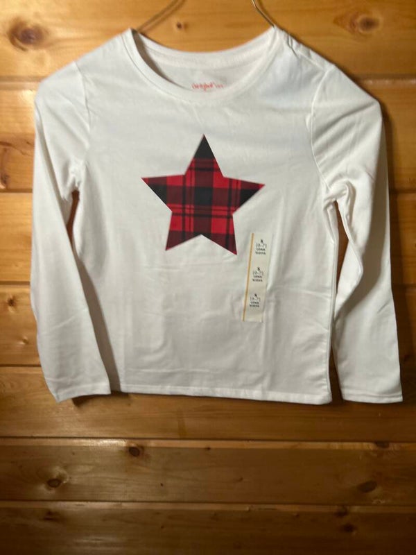 Adorable white long-sleeve tee featuring a bold red & black plaid star graphic 🤍⭐