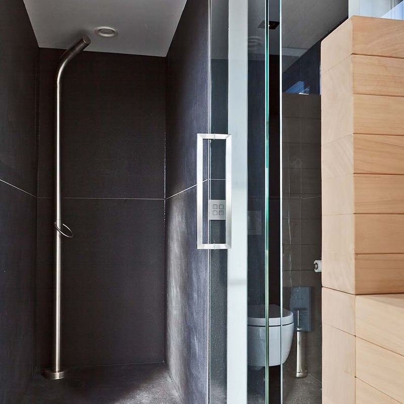 Ontwerp sauna penthouse Amsterdam - doucheruimte met RVS douche en toilet