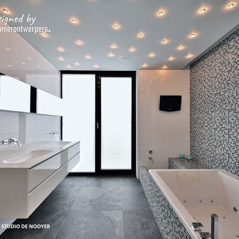 Ontwerp wellness-badkamer - badmeubel met geïntegreerde wastafels en whirlpool