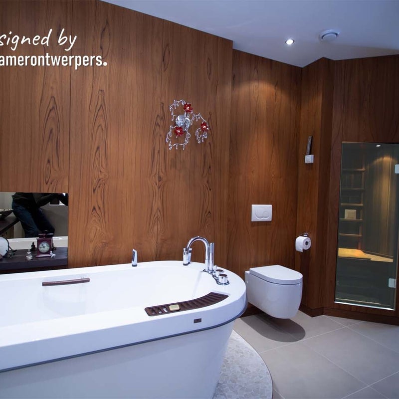 Ontwerp Wellnessbadkamerin hout met sauna en whirlpool