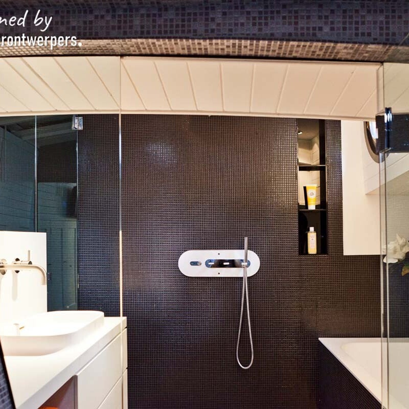 Ontwerp Wellness badkamer op Woonboot Amsterdam zicht uit stoombad