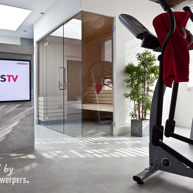 Ontwerp thuis spa met sauna en stoombad - TV met fitnessapparatuur