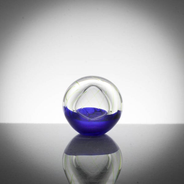 Paperweight blauw met lichte groene swirl en luchtbel