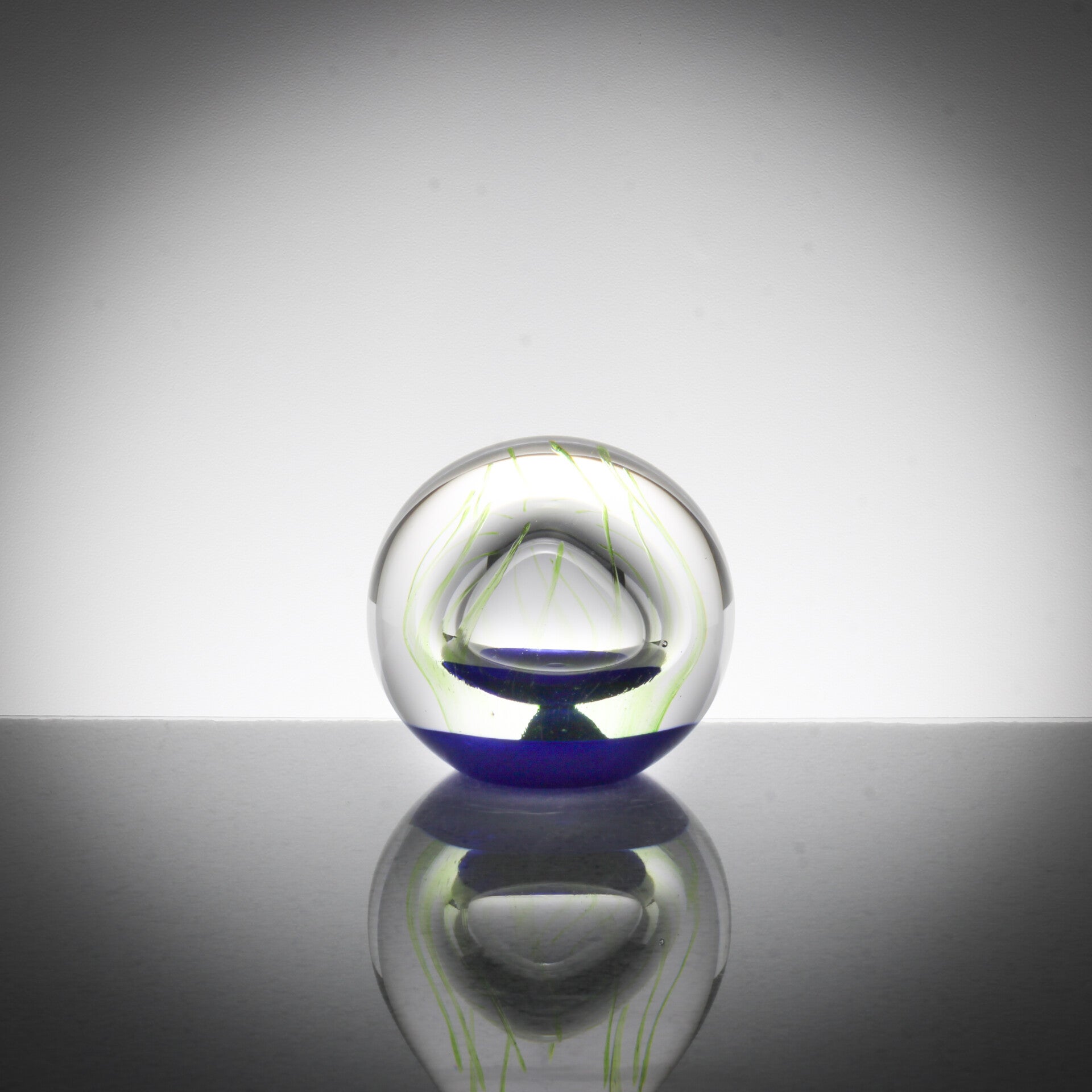 Paperweight blauw met lichte groene swirl en luchtbel