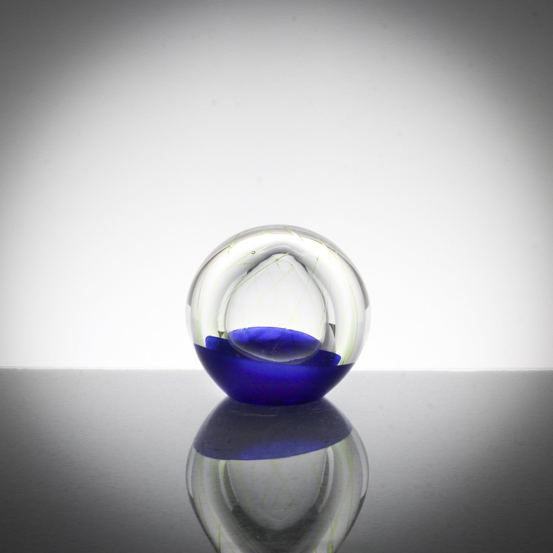 Paperweight blauw met lichte groene swirl en luchtbel