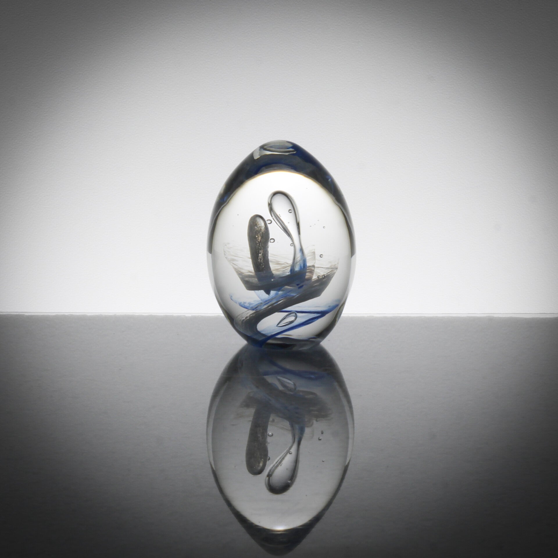 Paperweight in ei-vorm van Emil Pfeiffer Holland
