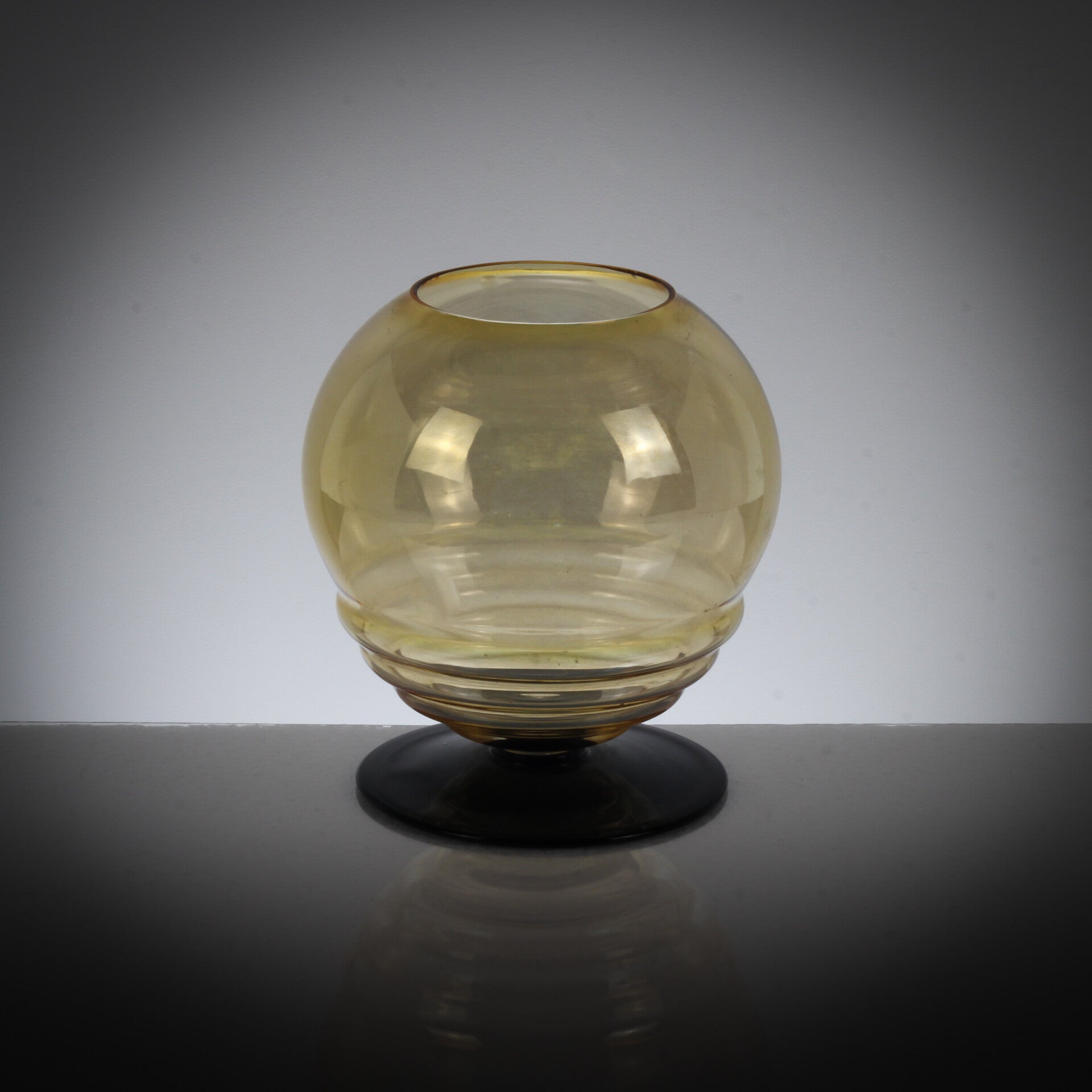 Uniek Art Deco amberkleurig iriserend glazen vaasje op zwarte voet