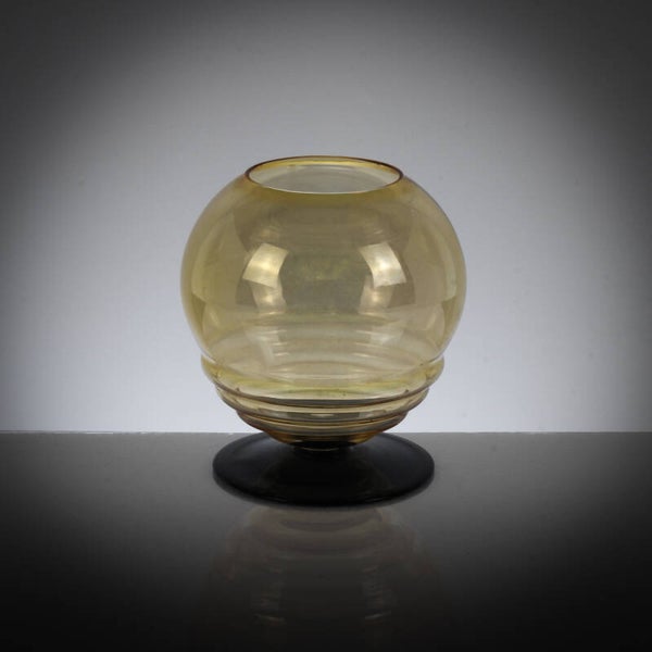 Uniek Art Deco amberkleurig iriserend glazen vaasje op zwarte voet