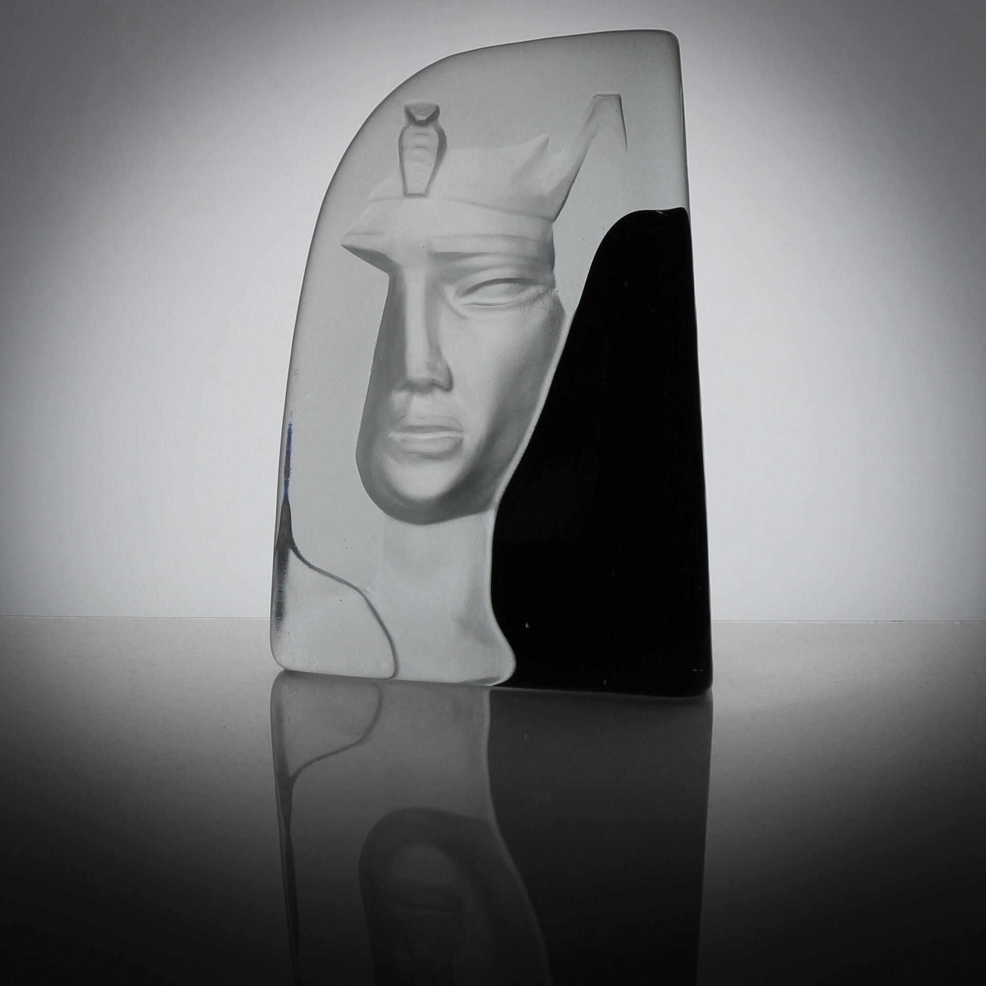 Zeldzaam 3D sculptuur in zwart/wit van gefuseerd glas