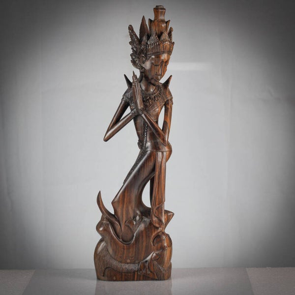 Handgesneden houten beeld van Dewi Sri, de Balinese godin van rijst en vruchtbaarheid