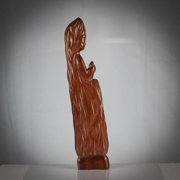 Uniek handgesneden gestileerde houten figuur van een biddende vrouw