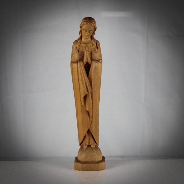 Houten beeldje van de biddende Maagd Maria