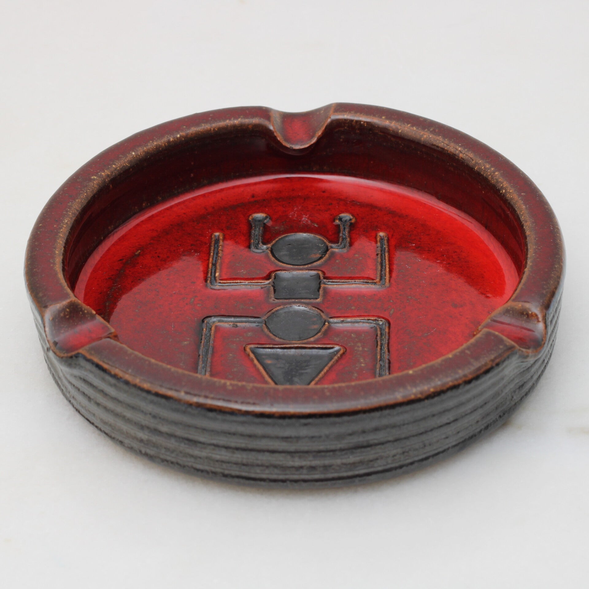 Rode geglazuurde keramische asbak door Oswald Tieberghien