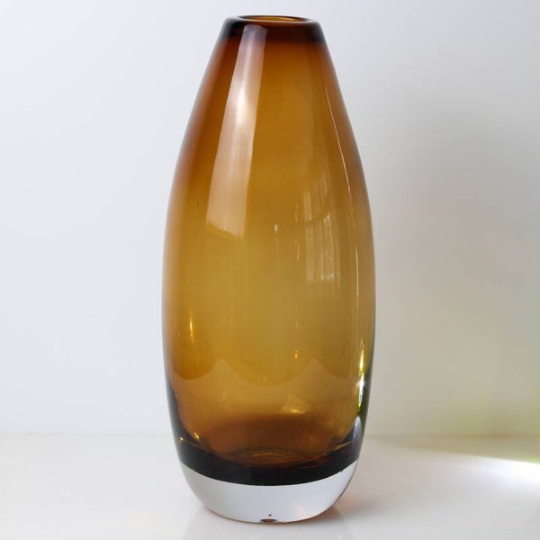 Mondgeblazen bruine vaas met blanke voet