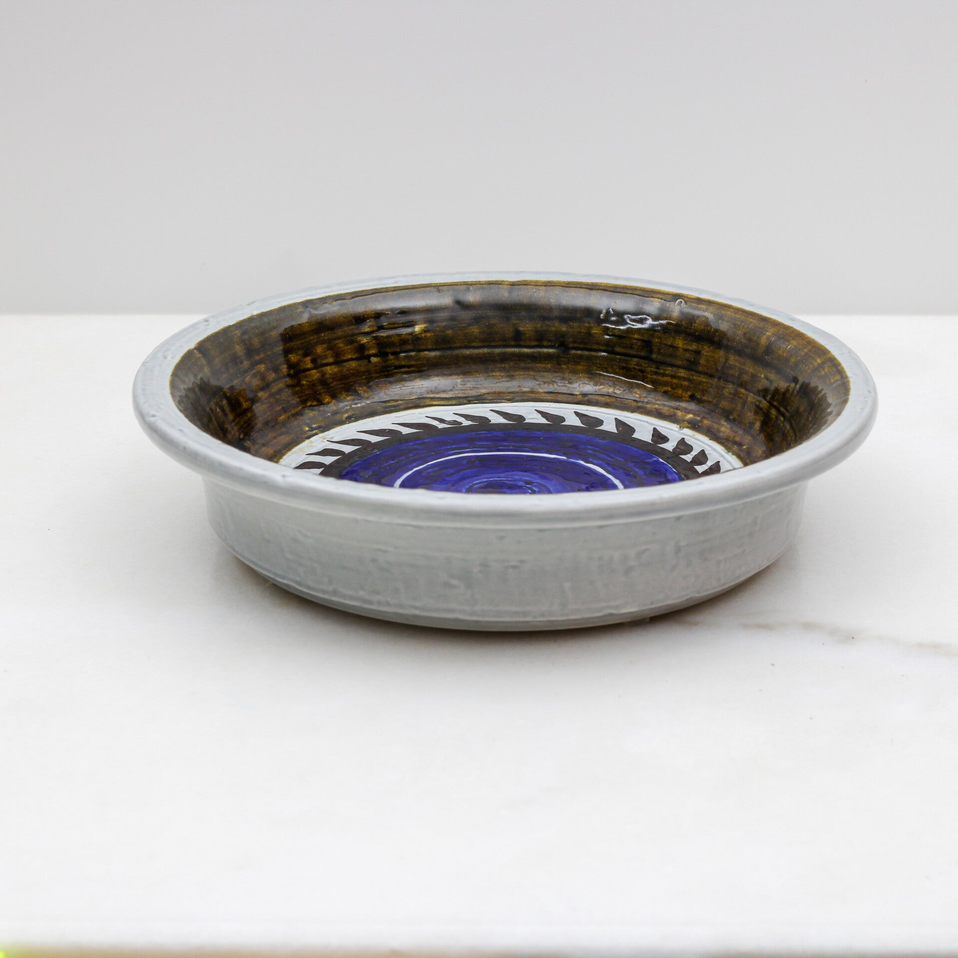 Handbeschilderde keramische schaal uit de serie "Titus" van Rörstrand