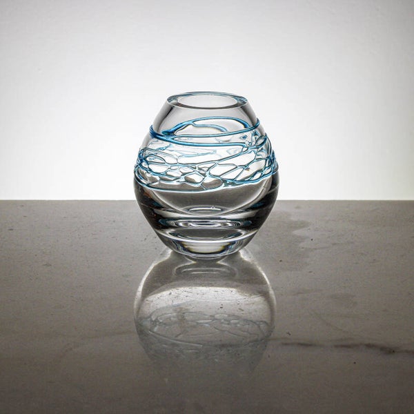 Mondgeblazen vaasje, met blauwe draden