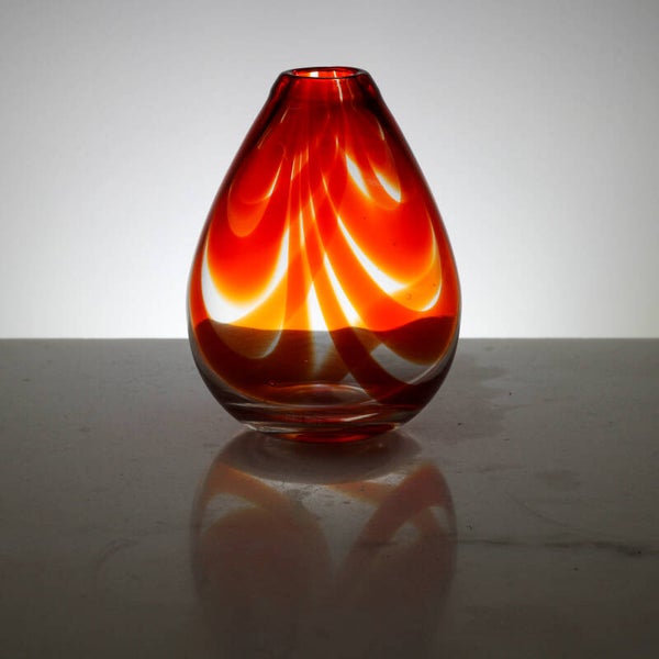 Mondgeblazen rood gestreepte dikwandige glazen vaas in druppelvorm