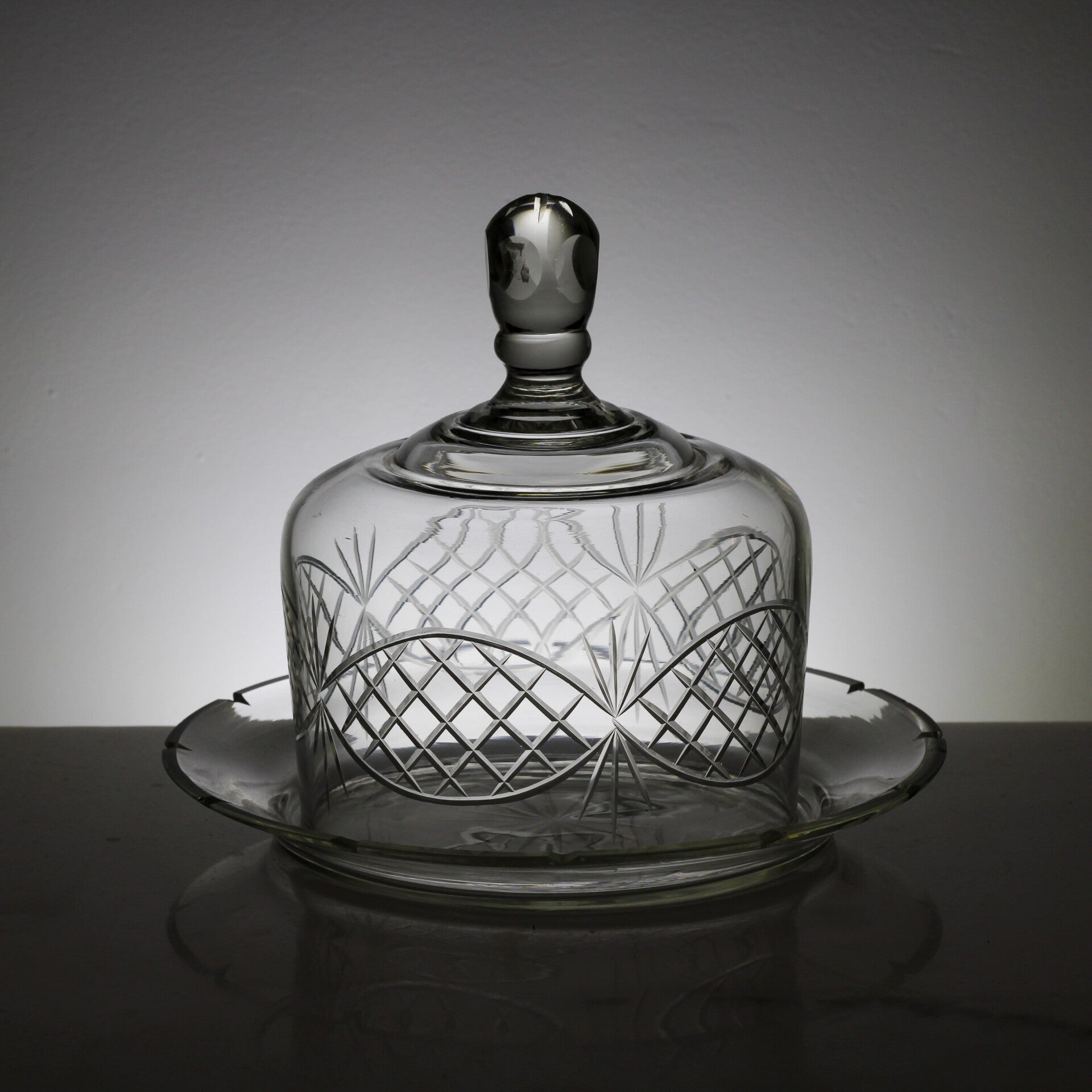 Art Deco geslepen glazen kaas- of boterstolp met een bijpassende onderschaal