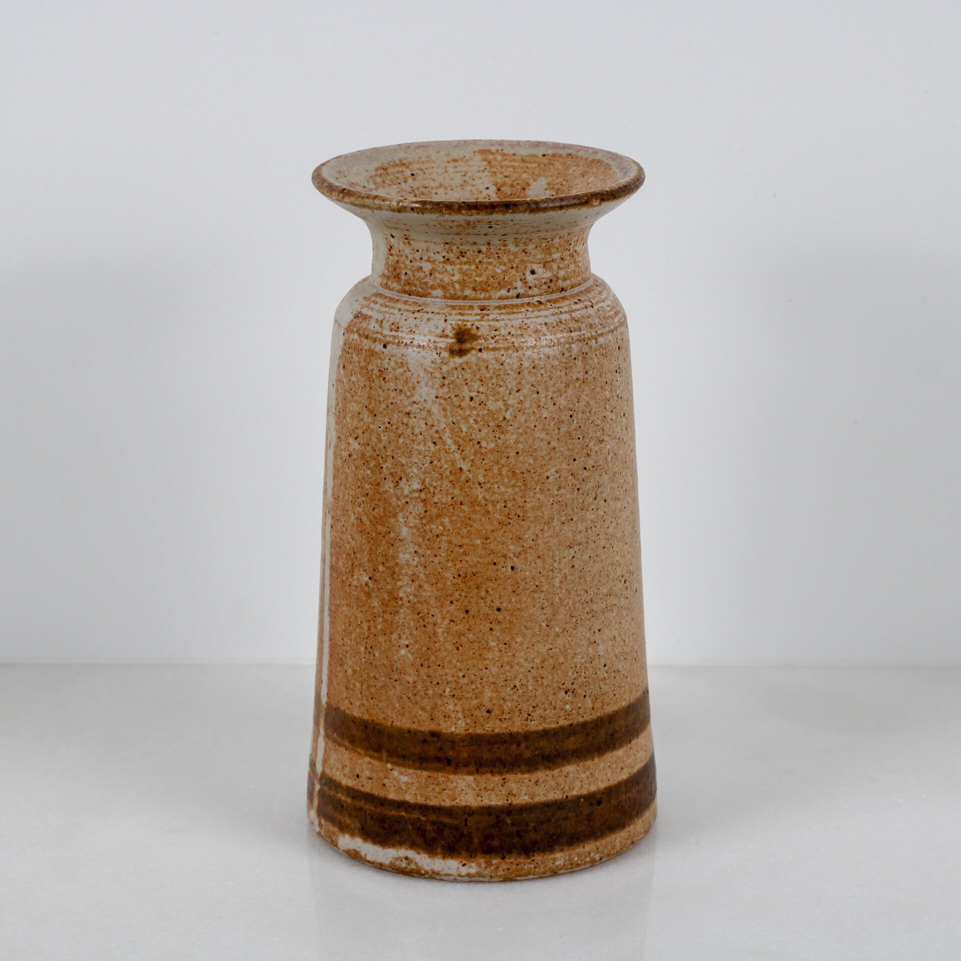 Handgedraaide keramiek vaas met twee bruine banden aan de onderkant
