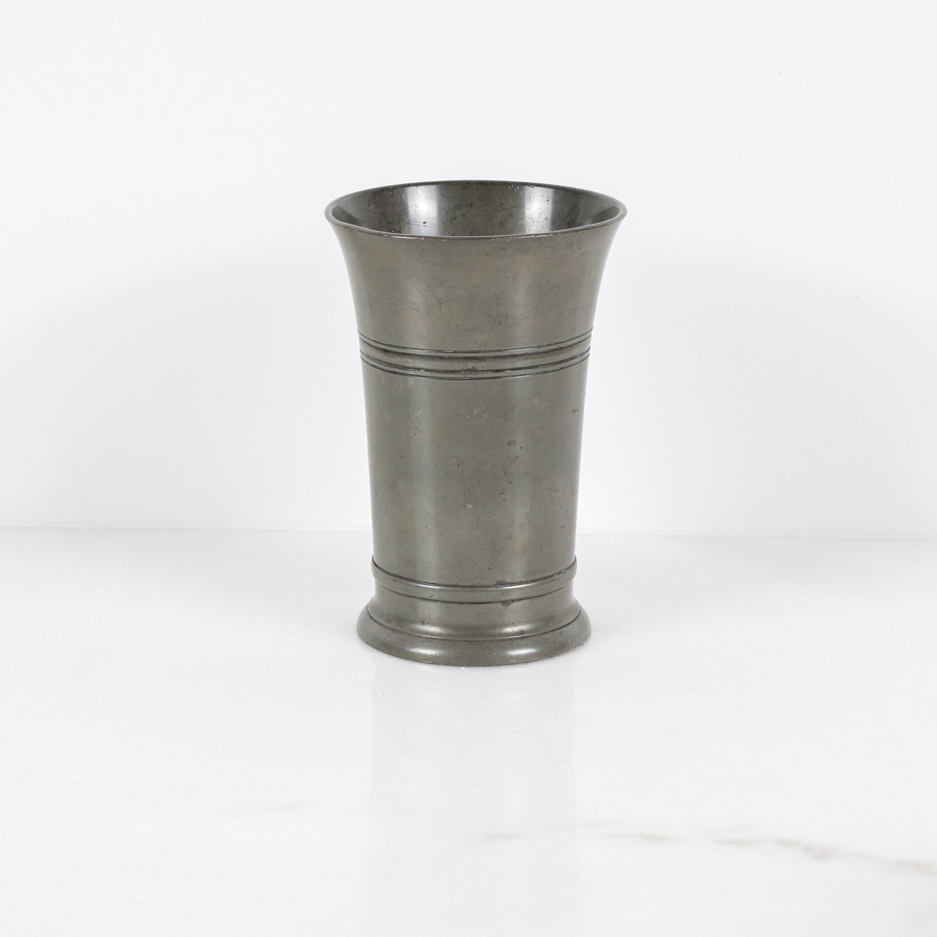 Tinnen vaas/ beker van tingieterij Kamphof Zwolle