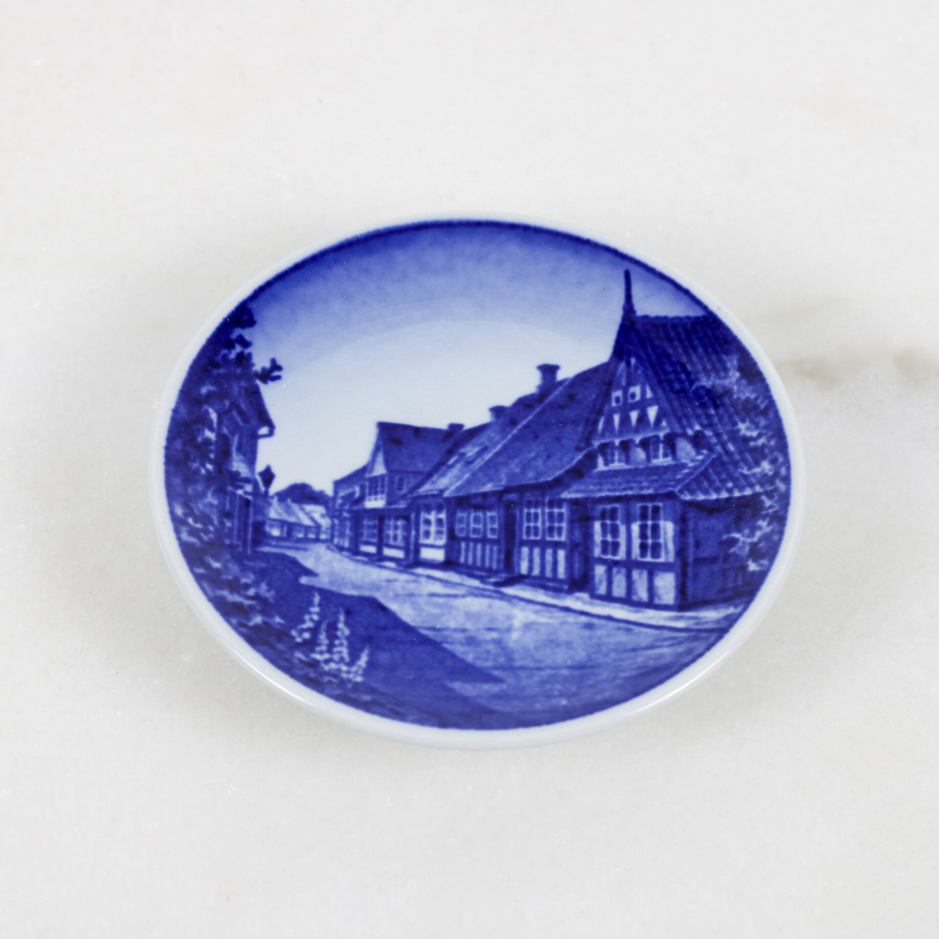 Miniatuur sier- of wandbordje van Royal Copenhagen Plaquette no. 92, Kioebinghus, Aeroskobing