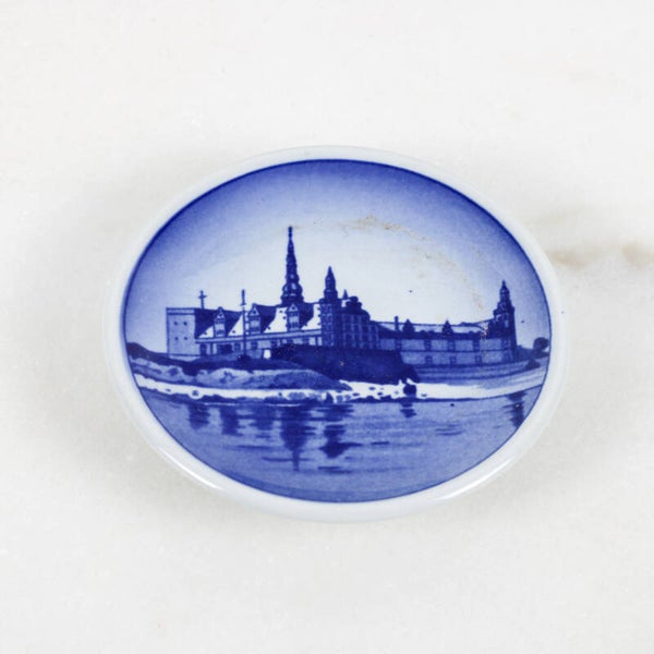 Miniatuur sier- of wandbordje van Royal Copenhagen Plaquette nr. 5, waarop het Kronborg Slot (kasteel) staat afgebeeld
