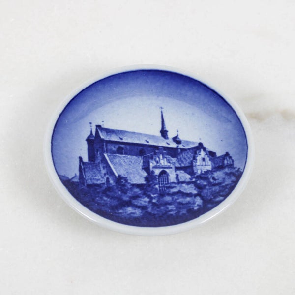 Miniatuur sier- of wandbordje van Royal Copenhagen Plaquette no. 40, met een afbeelding van de Haderslev Domkirke