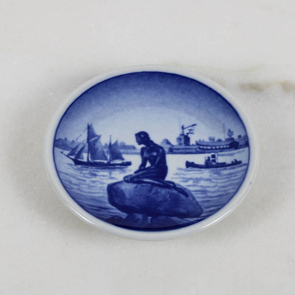 Miniatuur sier- of wandbordje van Royal Copenhagen Plaquette no. 2 met de Kleine Zeemeermin en de Langelinie-kade.