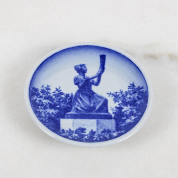 Miniatuur sier- of wandbordje van Royal Copenhagen mini-plaquette, nummer 83-2010,  "Pigen Med Guldhornet" (Het meisje met de gouden hoorn) in Horsens, Denemarken