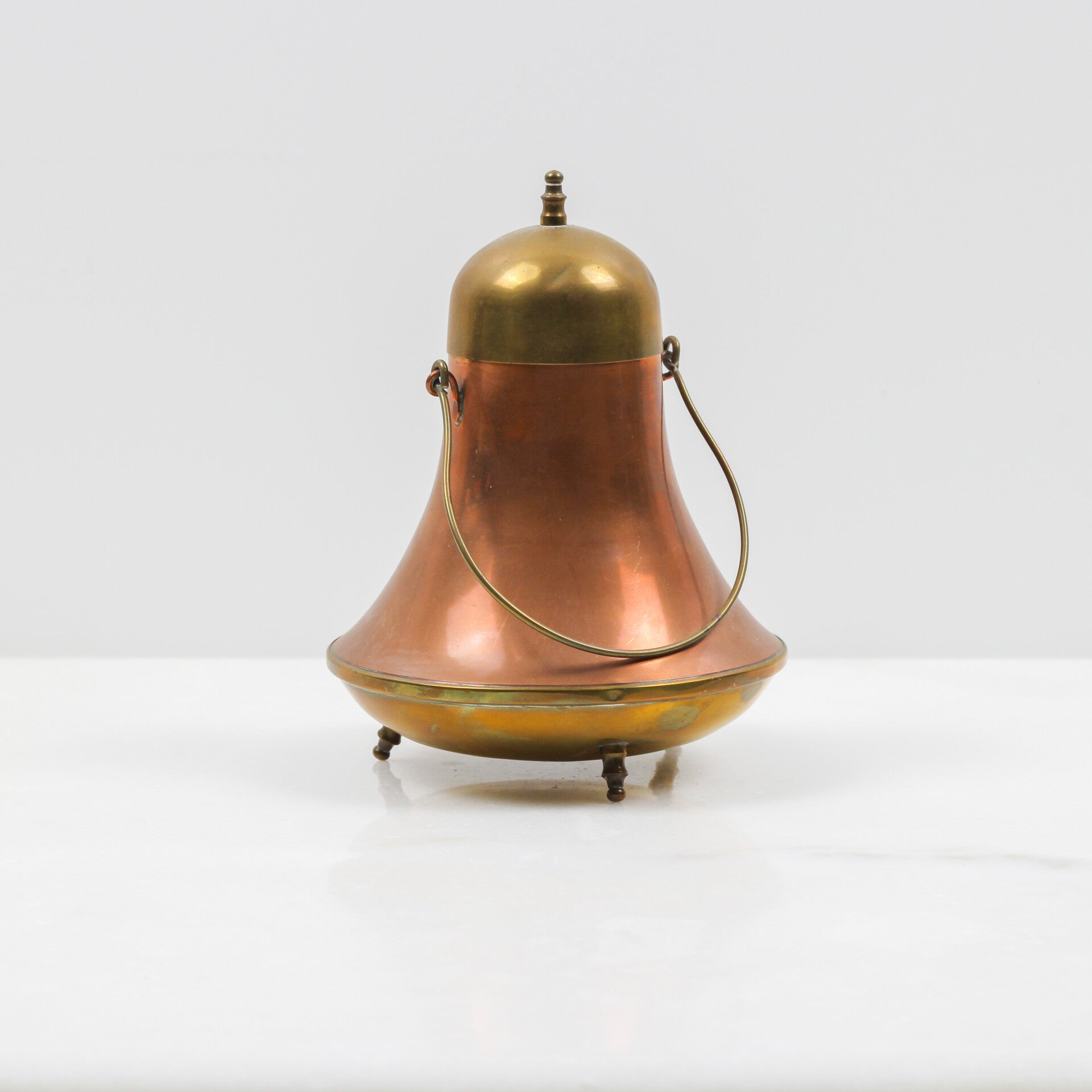 Miniatuur doofpotje, uitgevoerd in rood- en geelkoper (messing)