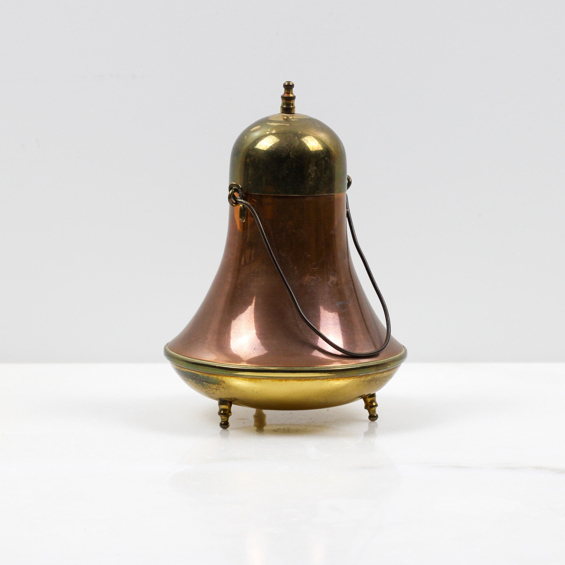 Miniatuur doofpotje, uitgevoerd in rood- en geelkoper (messing)